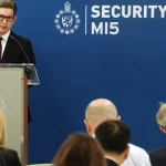 Útoky sa možno plánujú tam, kam nevidíme. Šéf britskej rozviedky varuje pred hrozbami